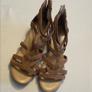 Women’s shoes size 7 1/2.
